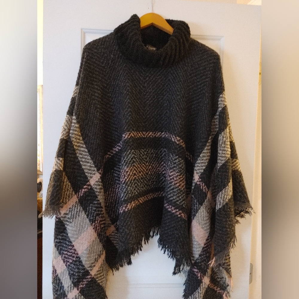Belle Dame Cozy Black, Pink & Grey Plaid Shrug Poncho~ Tasseled Edges